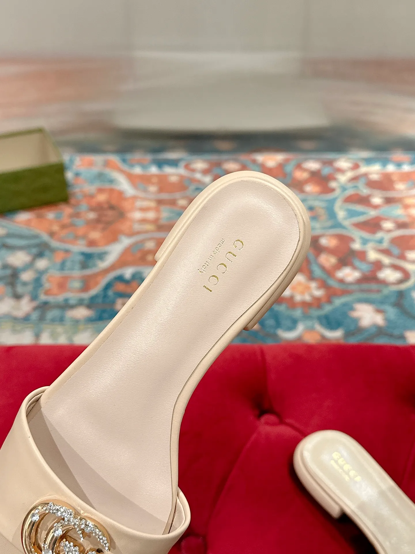 👟👟Ex-factory price 520👟👟 Every detail of Gucci's 2025 spring and summer new open-toe sandals and slippers has been carefully crafted, and design elements such as round toes and thick heels are cleverly used to create a fashionable retro style. The archived double G diamond-encrusted buckle details are reminiscent of the brand's fashionable atmosphere. ▪️Material: original custom sheepskin ▪️Inner lining/foot: high-end custom sheepskin ▪️Heel height: 1.0cm ▪️Number of yards: 35-39 (customized at 40.41.42, non-returnable)